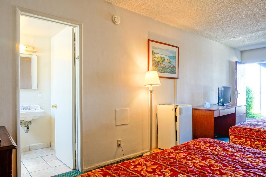 Lyndy'S Motel Anaheim Room photo