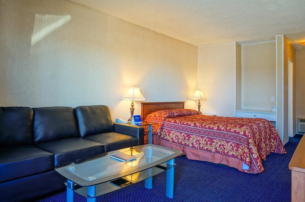 Lyndy'S Motel Anaheim Room photo